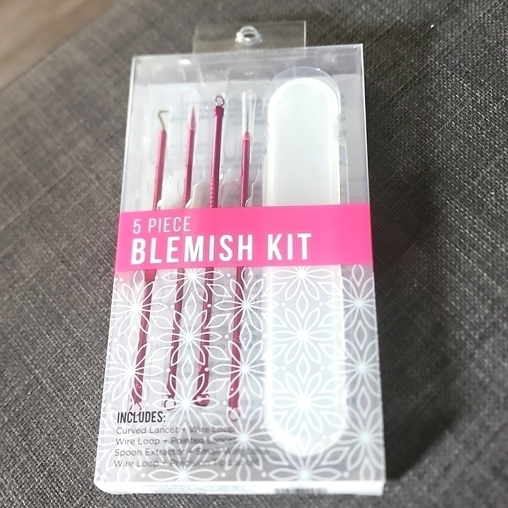 NWOT  5 Piece Blemish Kit